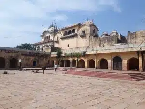 अलवर में घूमने की जगहें – 14 प्रमुख पर्यटन स्थल, किले और प्राकृतिक सुंदरता